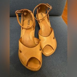 Börn ankle strap wedge sandals